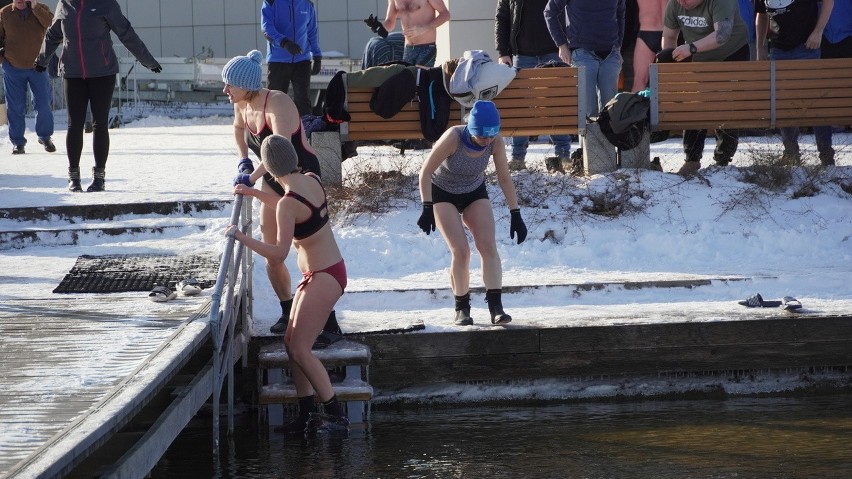 Morsowanie na Dojlidach ze śniegiem i mrozem. Zobacz zdjęcia...