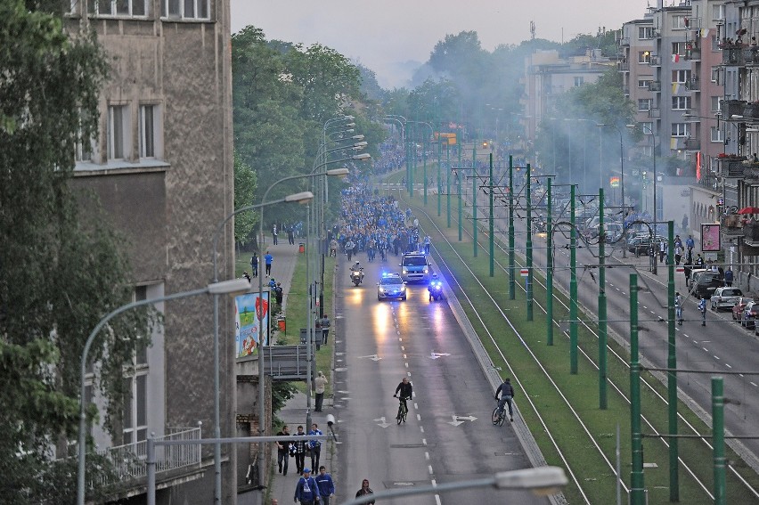 Lech Poznań mistrzem! Przemarsz kibiców na plac Mickiewicza