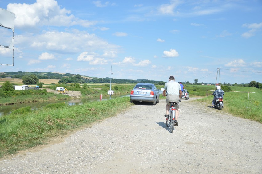 Świniary. Wojsko buduje most pontonowy na Wiśle [ZDJĘCIA]