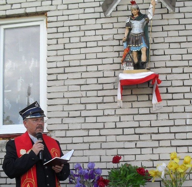 Ksiądz Marian Fatyga poświęcił figurę świętego Floriana w strażnicy w Szarbii Zwierzynieckiej.