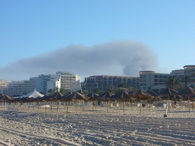 Tak wyglądała plaża, zazwyczaj pełna turystów, podczas ostatnich zamieszek w Tunezji. Nad miastem starym Sousse w pobliżu popularnego kurortu  unosił się dym.