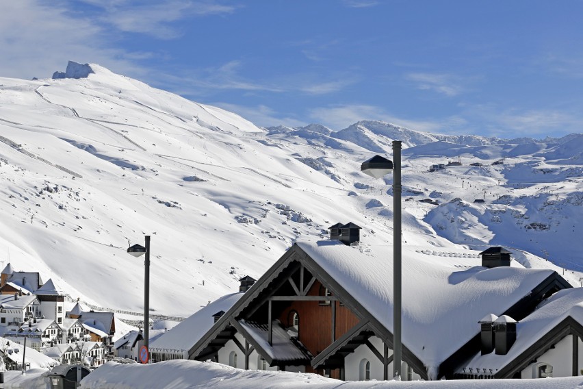 Góry Sierra Nevada to jedno z najcudowniejszych miejsc dla narciarzy [ZDJĘCIA]