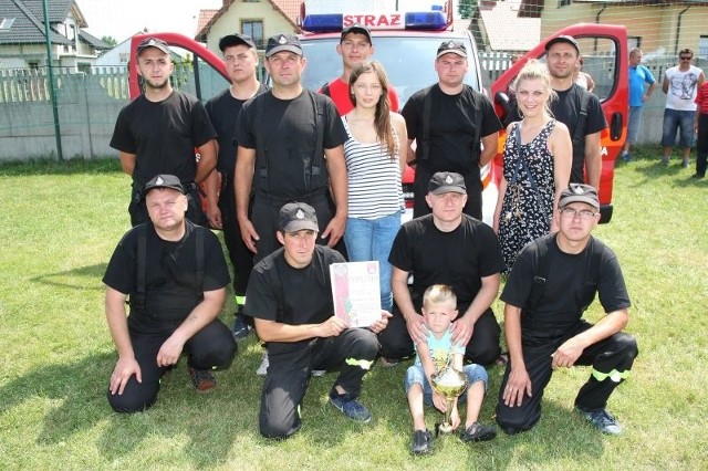 Druhowie z Ochotniczej Straży Pożarnej w Maleszowej zajęli pierwsze miejsce w gminnych zawodach pożarniczych, które odbyły się w ramach Dni Pierzchnicy na miejscowym stadionie.
