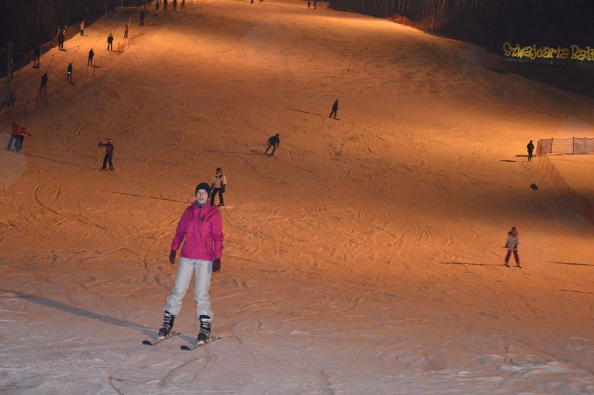 Nocna Jazda w Szwajcarii Bałtowskiej. Wieczorne szusowanie przyciąga narciarzy [ZDJĘCIA]