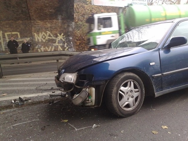 Wypadek na ul. E. Szczanieckiej w Szczecinie. Auto po zderzeniu z pieszym uderzyło w wiadukt.