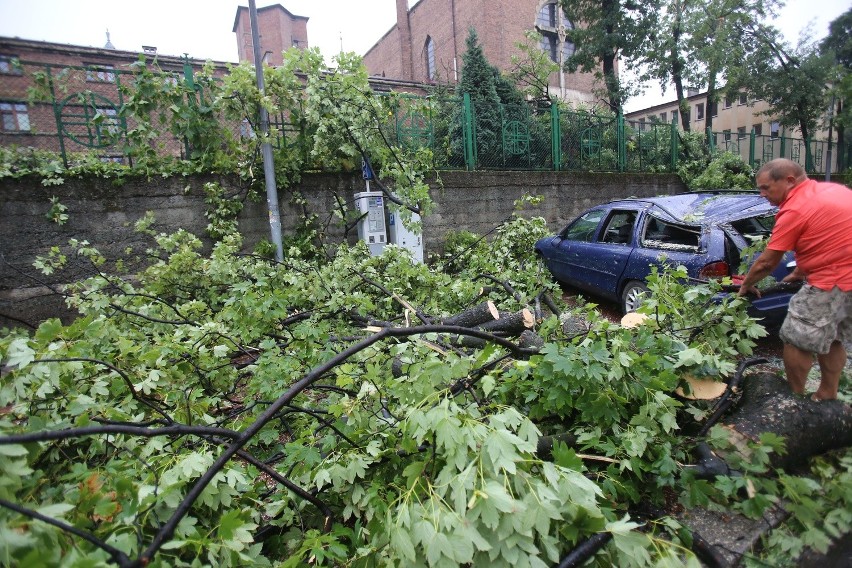 Nad Chorzowem przeszła trąba powietrzna, szkody są też w...