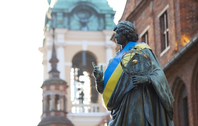 Dziś (02.03) na jednym z najbardziej rozpoznawalnych punktów historycznych Rynku Staromiejskiego w Toruniu zawieszono ukraińską flagę. Ma to związek z trwającą od kilku dni wojną na Ukrainie. Oto zdjęcia!