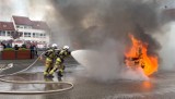 Majówka 2023 z OSP Wieluń. Burza wokół pokazu gaszenia płonącego auta ZDJĘCIA 