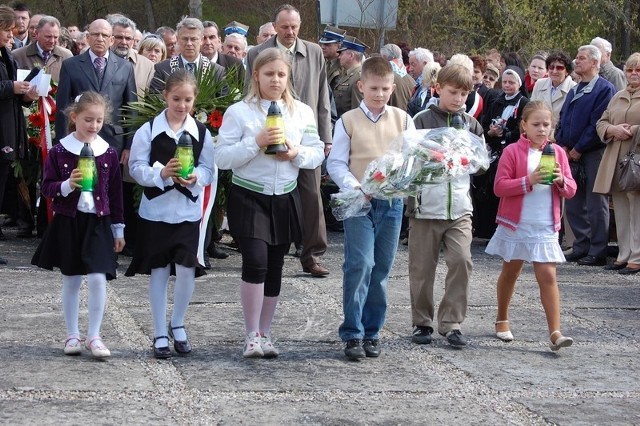 Kwiaty i znicze przy pomniku na Cmentarzu Ofiar złożyli m.in. uczniowie szkoły w Potulicach (na pierwszym planie)  oraz władze Nakła (w głębi).