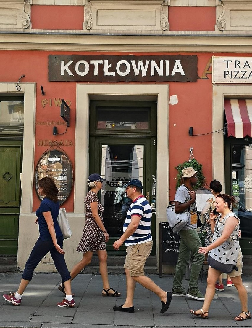 Kraków. Ciekawe, śmieszne nazwy lokali na krakowskim Kazimierzu [ZDJĘCIA]