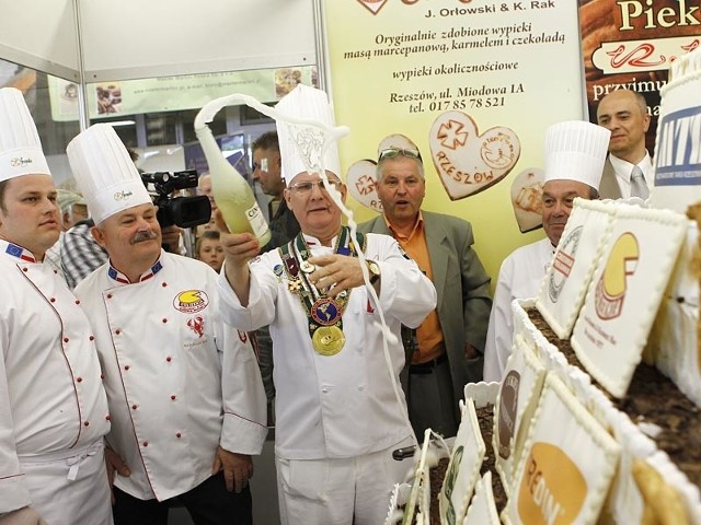 Cukiernik Kazimierz Rak pobil rekord GuinnessaNajwiekszym na świecie, bo wysokim na ponad 1,7 m tortem Taubera w ksztalcie piramidy cukiernik z Rzeszowa pobil rekord Guinnessa.