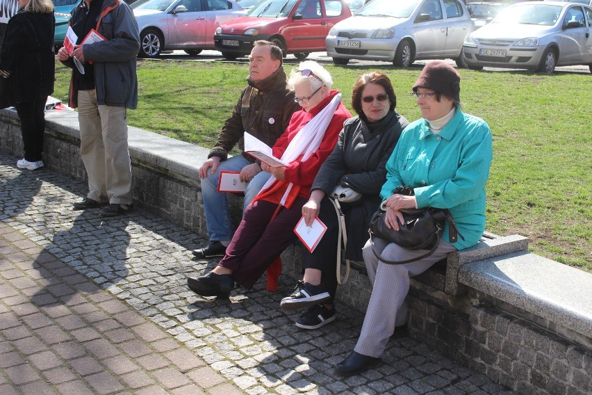 Działacze i sympatycy KOD manifestują w Katowicach na placu...