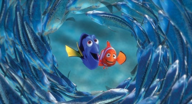 Dzień Disney w Polsacie „Gdzie jest Nemo” (godz. 7:25)Film opowiada o porwaniu małej rybki o imieniu Nemo. Jego tata Marlin wyrusza na poszukiwania synka, razem z Dory – niebieską rybą chorą na zanik pamięci krótkotrwałej. Marlin i Dory spotykają różne niebezpieczeństwa, a i Nemo w akwarium nie ma łatwego życia.media-press.tv
