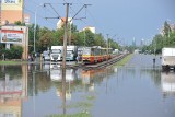 Ulewy w Łodzi. Zobacz jak przed laty zalewane było miasto, tonęły auta