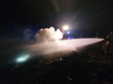 Łuna ognia nad jeziorem w Rgielsku. Paliło się składowisko części