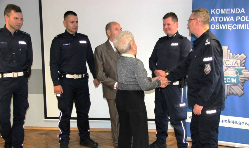 Seniorzy z Oświęcimia osobiście podziękowali policjantom za...