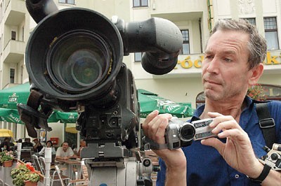 Duża ta kamera... Tym razem reżyser Sikor i jego pięciu operatorów zadowolili się kamerami cyfrowymi.