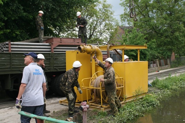 Ekipa 30 ratowników z Ukrainy - głównie z Kijowa i Drohobycza, dotarła do Tarnobrzega w niedzielę wieczorem. W poniedziałek montowali urządzenia i rozpoczęli wypompowywanie wody.