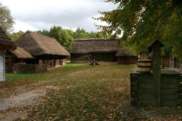 Muzeum Wsi Radomskiej zaprasza do zagrody z Chomentowa na pokazy pracy twórców ludowych.