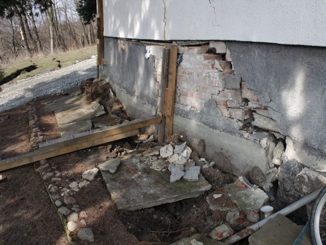 Zniszczona ściana budynku, w którym mieszkała rodzina Gajdów.