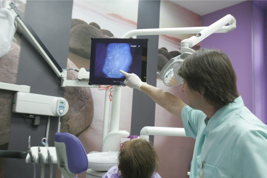 Z kolei średnie zarobki stomatologów kształtują się na...