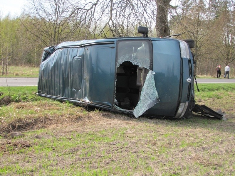 Poważny wypadek busa. Kierowca trafił do szpitala 