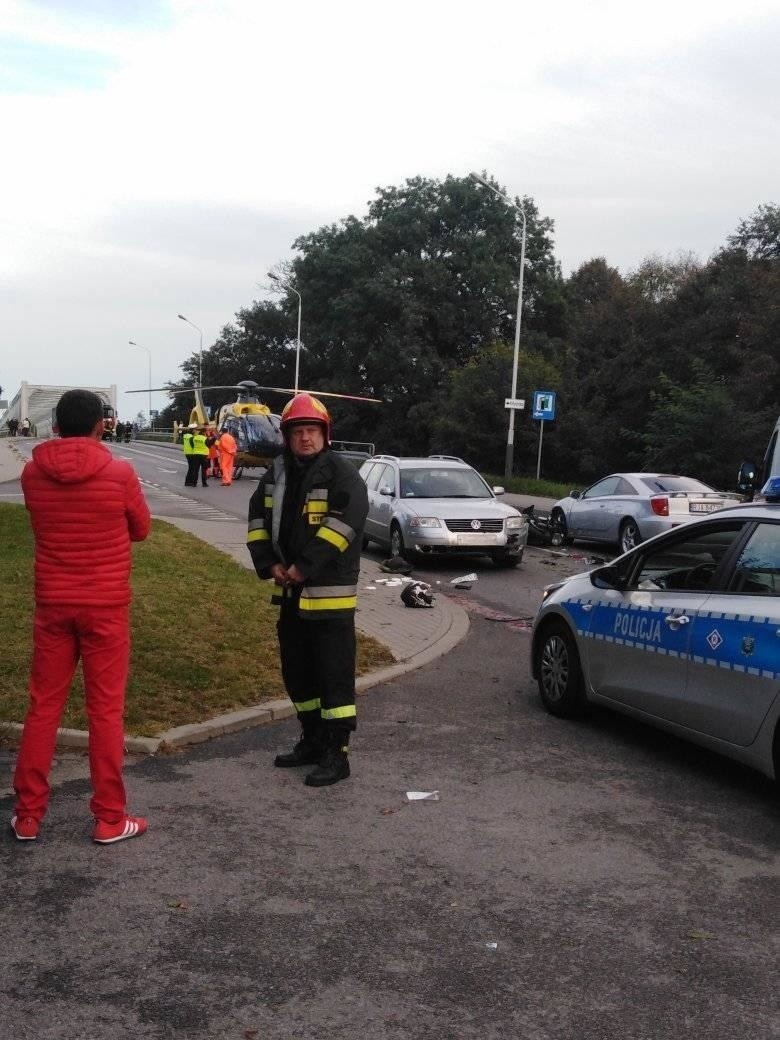 Wypadek w Jarosławiu na ul. Sanowej. Motocyklista uderzył w dwa samochody Droga zablokowana
