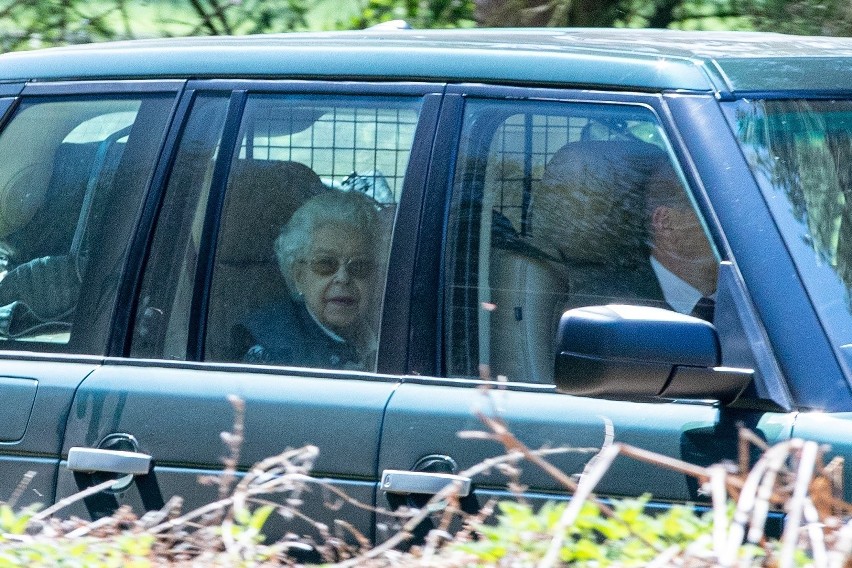Niewiele brakowało, a w samochód wiozący brytyjską królową...