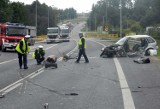 Białorusini w BMW podczas wyprzedzania uderzyli w suzuki. Staruszek nie żyje (zdjęcia)