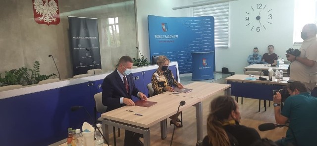 Wicewojewoda Artur Standowicz podpisał w czwartek umowy na program Maluch plus z gminami z regionu radomskiego.