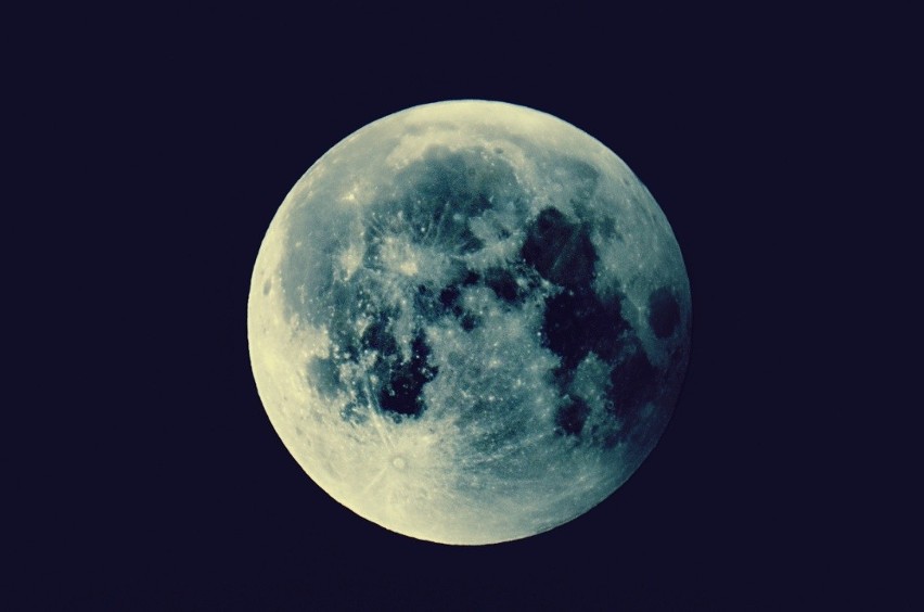 Superpełnia "niebieskiego Księżyca" - sierpień 2023. Księżyc...