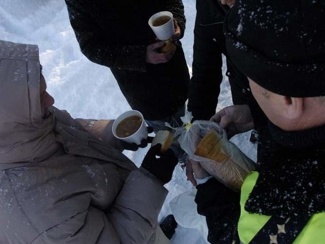 Słupskie noclegownie przyjmują bezdomnych, jednak oni wolą spać na mrozie.