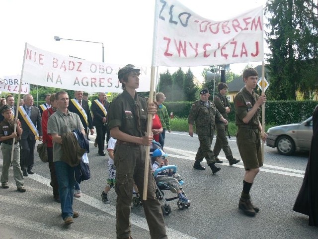 W niedzielę około 200 osób wzięło udział w Marszu Przeciwko Agresji w Suchedniowie.