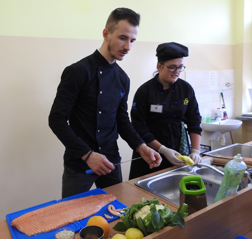 Kreatywni kucharze w Tarnobrzegu. Pod okiem mistrzów tworzyli kulinarne dzieła (ZDJĘCIA)