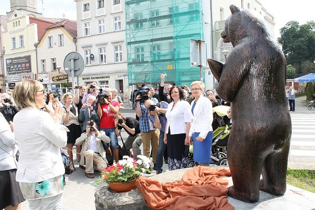 Dzięki szkolnemu projektowi nauczycielki Wioletty Sosnowskiej, pomnik misia Wojtka stoi na pl. Słowiańskim w Żaganiu.