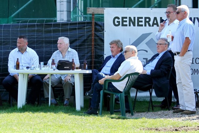 Prezes PZPN Zbigniew Boniek (trzeci od lewej) ogląda poczynania piłkarzy Garbarni i Wiernej