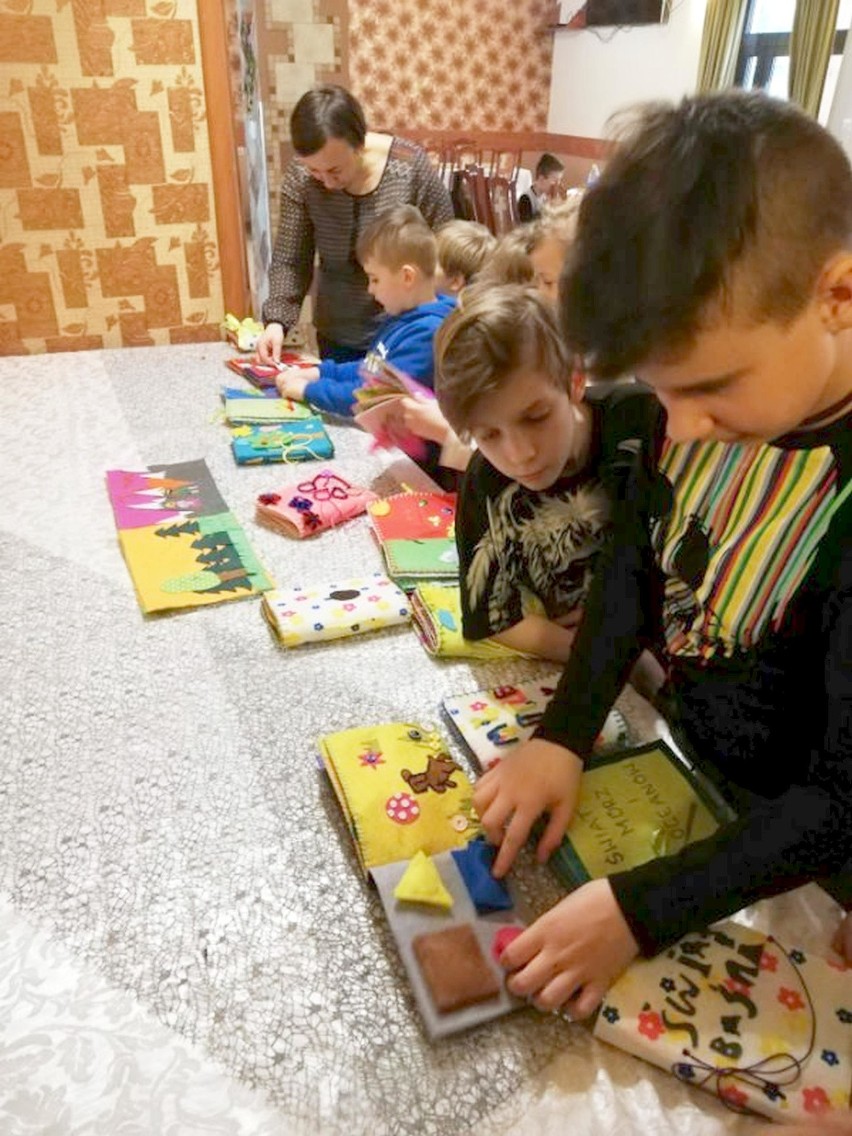 Projekt "Bank Dziecięcych uśmiechów" w gminie Mirzec. Dzieci wykonały książeczki z filcu