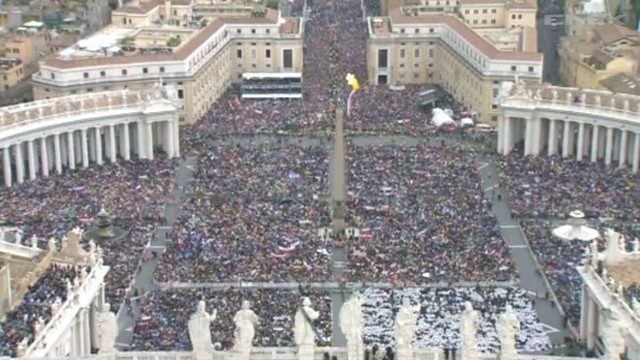 Plac Świętego Piotra i  via della Conciliazione wypełniły się wiernymi.