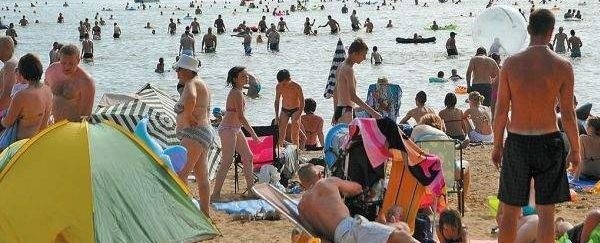 Plaża w Zieleniewie jest chętnie odwiedzana przez mieszkańców naszego regionu. Wczoraj można się było kąpać w Miedwiu tylko do wczesnego popołudnia.Co najmniej do poniedziałku będzie obowiązywał zakaz wchodzenia do wody.