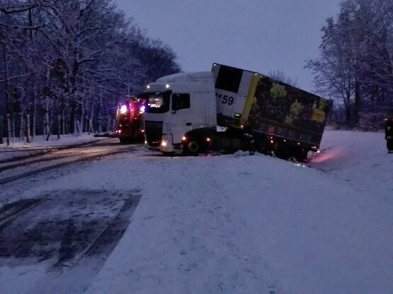 Kierowca dafa jechał za szybko w zimowych warunkach. W Grubnie się o tym przekonał