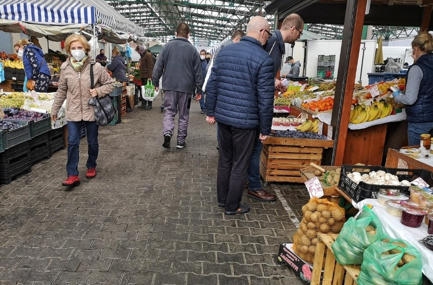 Kraków. Na targowiskach nie widać szalejącej epidemii. Ludzie spokojnie robią zakupy [ZDJĘCIA] 