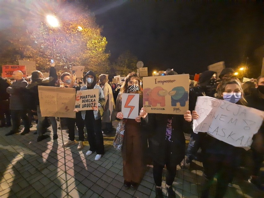 Protest kobiet przed archikatedrą i na ulicach Katowic, 26...