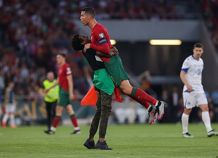 Fan przytulił i podniósł swojego idola Cristiano Ronaldo w...