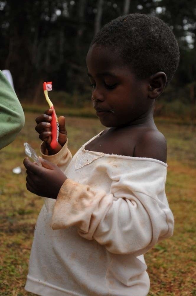 "Kup Pan szczoteczkę!": Zadbaj o uśmiech małego Kameruńczyka