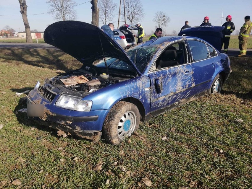 Wypadek w Dębinie  powiecie malborskim. Passat dachował...