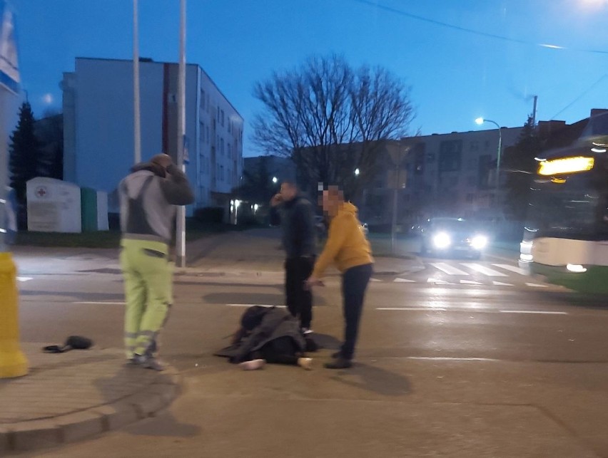 Białystok. Kobieta potrącona przez kierowcę opla na ul. Swobodnej trafiła do szpitala [ZDJĘCIA]