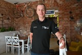 Łukasz Dudała w restauracji "Włoskie smaki" zgromadził koszulki gwiazd kolarstwa i rower Tomasz Brożyny z Tour de France. Zobaczcie zdjęcia 