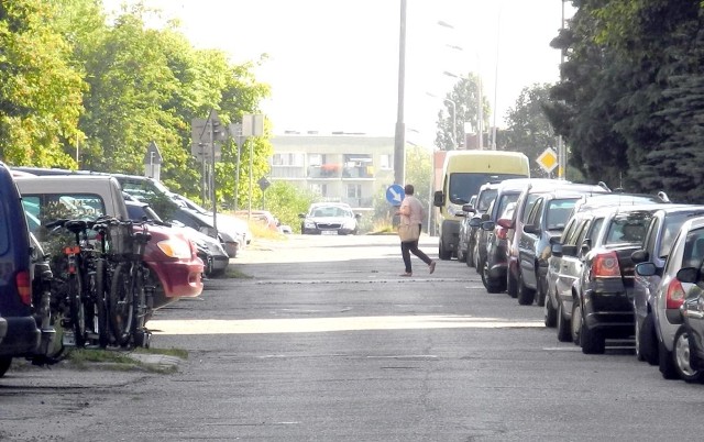 Zdaniem naszego czytelnika, ustawienie znaku strefa zamieszkania na ul. Romera polepszyłoby bezpieczeństwo pieszych.  