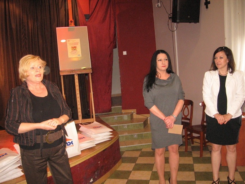 Laureatom gratulowała Elżbieta Sobkowiak, dyrektor MDK.