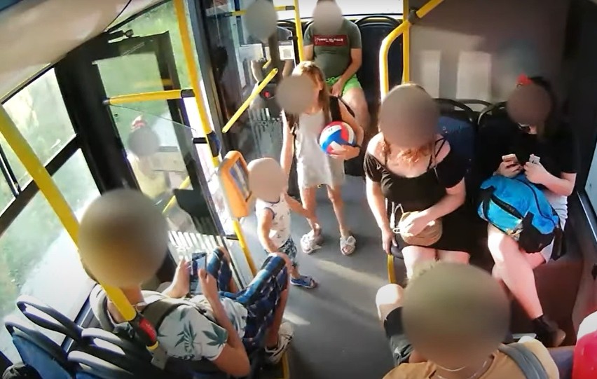 Kierowca autobusu zamknął nagle drzwi. Właśnie wtedy do...